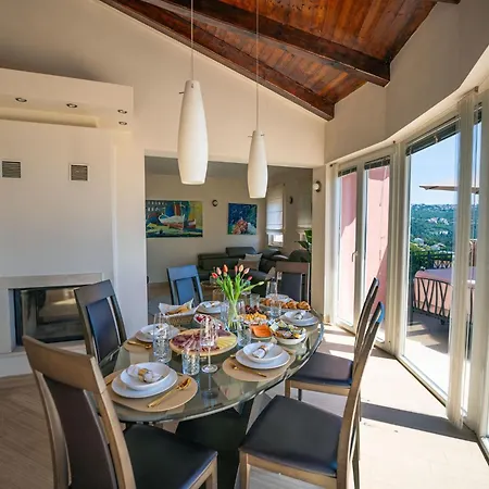 Grosszuegiges- Modernes Mit Terrasse Und Meerblick By Interhome דירה