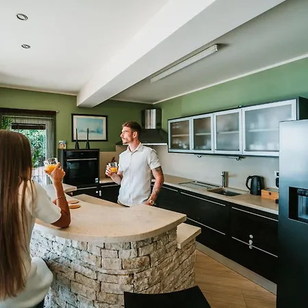Grosszuegiges- Modernes Mit Terrasse Und Meerblick By Interhome דירה *