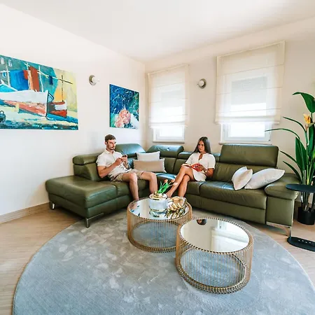 Grosszuegiges- Modernes Mit Terrasse Und Meerblick By Interhome דירה *