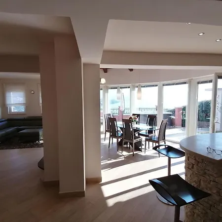 Grosszuegiges- Modernes Mit Terrasse Und Meerblick By Interhome * אופטיה
