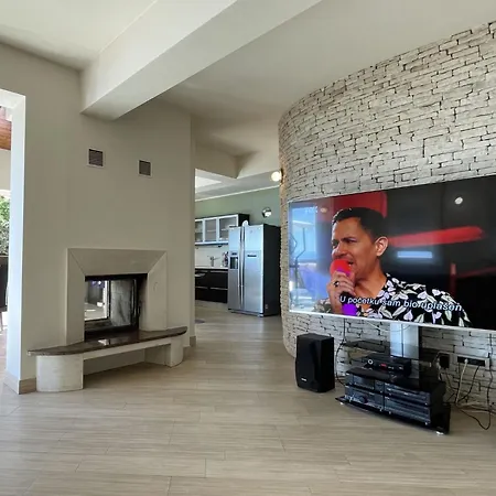 Grosszuegiges- Modernes Mit Terrasse Und Meerblick By Interhome אופטיה